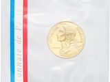 un gros plan d'une pièce de monnaie dans un sachet en plastique posé sur une surface blanche