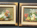 deux tableaux représentant des fleurs, encadrés de bois, posés sur une table