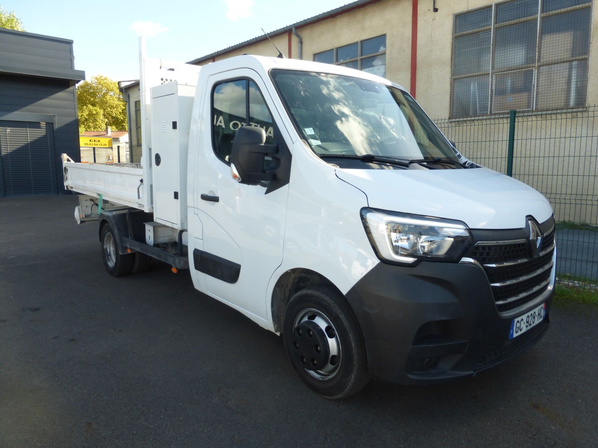 RENAULT MASTER - Genre : CTTE - Carrosserie : BENNE - Energi…