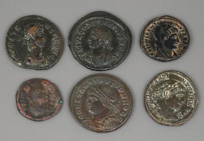 six types différents de pièces romaines sont représentés sur un fond blanc