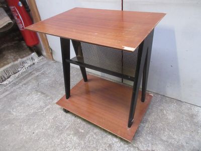 Table télévision roulante en bois de placage, bois peint et métal, ver