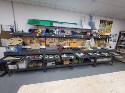 un établi dans un garage, sur lequel sont posés de nombreux outils