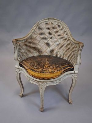 une image représentant une chaise dont l'assise est en bois et en osier