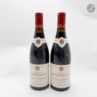 deux bouteilles de vin rouge posées l'une à côté de l'autre sur une surface blanche