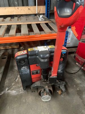 une photo d'une machine rouge et noire dans un entrepôt