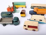 un grand nombre de petites voitures et de camions sur une surface blanche