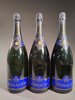 trois bouteilles de champagne posées côte à côte sur une table