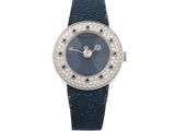 une photo d'une montre-bracelet pour femme sertie de diamants et de saphirs