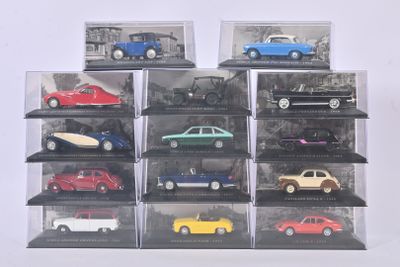 un grand nombre de voitures-jouets dans une vitrine