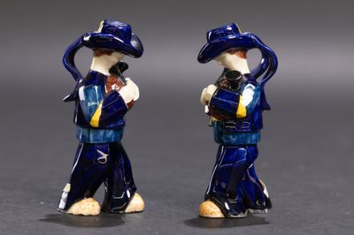 deux figurines représentant un homme et une femme vêtus de bleu