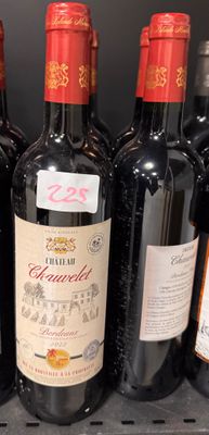 plusieurs bouteilles de vin sont alignées sur une étagère dans un magasin