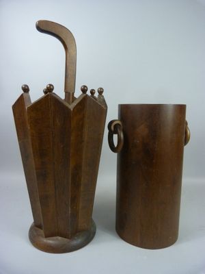 deux vases en bois placés l'un à côté de l'autre