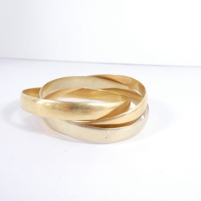 gros plan d'une bague en or sur une surface blanche