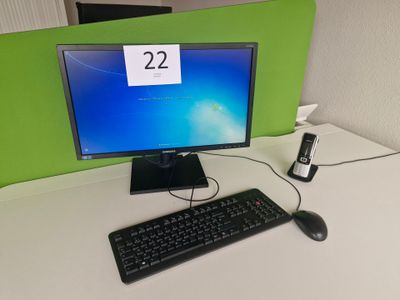 un bureau d'ordinateur équipé d'un clavier, d'une souris et d'un écran