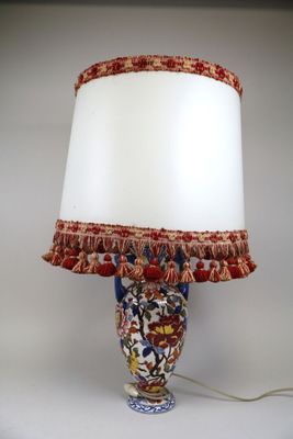 une lampe posée sur une table à côté d'une lampe