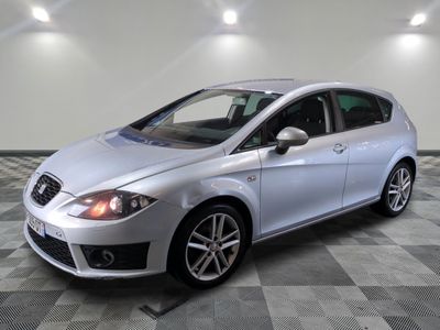 la voiture argentée est garée sur un sol en damier dans le garage