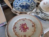 de nombreuses assiettes et bols posés sur une table, avec une cuillère en bois