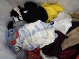 un panier rempli de vêtements posé sur le sol