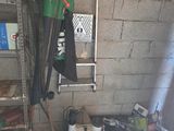 une photo d'un garage avec des outils et une échelle