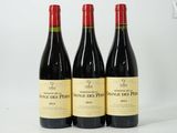 trois bouteilles de vin posées sur une table l'une à côté de l'autre