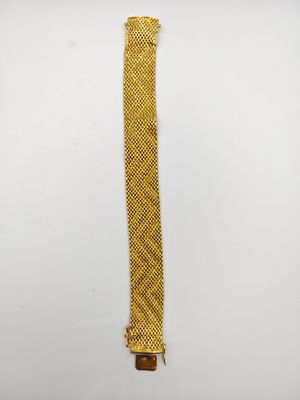 un bracelet en or avec un fermoir sur fond blanc