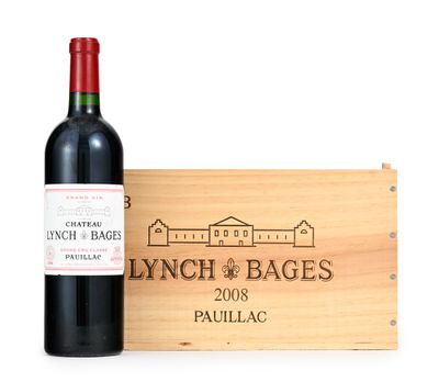 une boîte en bois avec une bouteille de vin à côté
