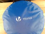 le dos d'un sac rond bleu posé sur une table en bois
