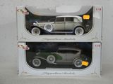 deux modèles réduits de voiture dans la boîte
