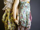 deux mannequins qui se tiennent l'un à côté de l'autre