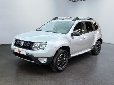 l'avant d'une Dacia blanche garée dans une pièce