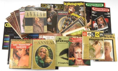 beaucoup de magazines posés sur la table