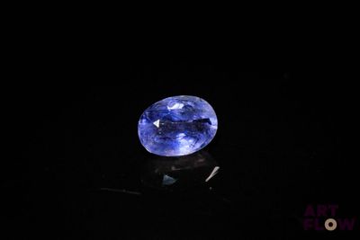 un gros plan d'un saphir bleu sur une surface noire