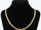 un collier à chaîne en or sur un mannequin mannequin mannequin mannequin mannequin mannequin mannequin mannequin mannequin mannequin