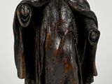 l'image d'une statue représentant une femme tenant un enfant dans ses bras