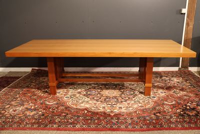 une photo d'une grande table en bois posée sur un tapis