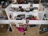 une petite cuisine où le sol est encombré d'objets