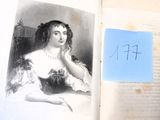 une photo d'une femme assise sur une chaise, la main posée sur le menton