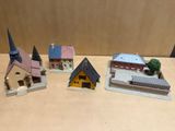 quatre maisons miniatures posées sur une table