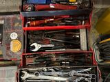 tout un tas d'outils qui se trouvent dans une boîte rouge