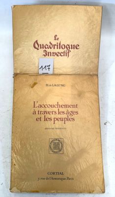 un vieux livre posé sur une table à côté d'une table blanche