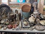 une table sur laquelle sont posés de nombreux objets anciens