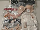 de nombreux types de vêtements exposés sur la table