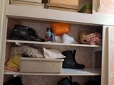 une salle de bains équipée de toilettes, d'un lavabo et de placards