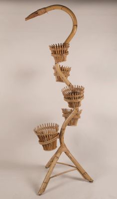 un grand support en bois surmonté de paniers
