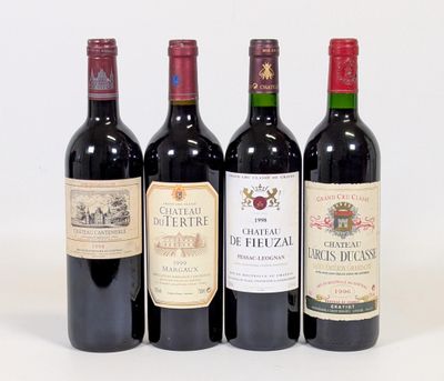 trois bouteilles de vin rouge sont alignées sur une surface blanche