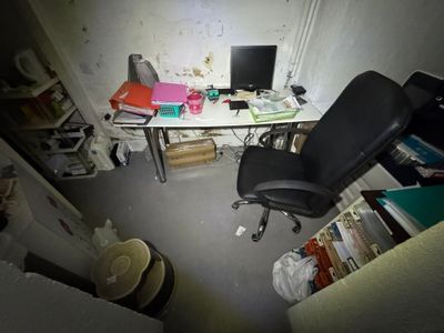 un bureau avec un ordinateur et une chaise dans une pièce