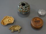 quatre objets différents posés sur une table