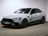 La Mercedes AMG GTS est garée dans un garage