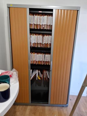 une armoire qui contient beaucoup de dossiers