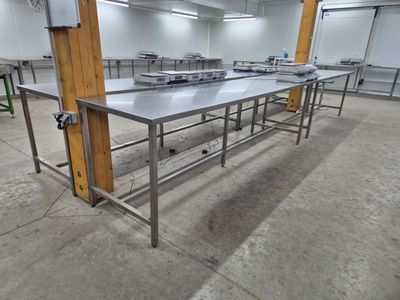 une longue table au milieu d'une grande pièce